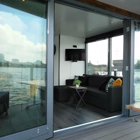 Houseboat Apartment *